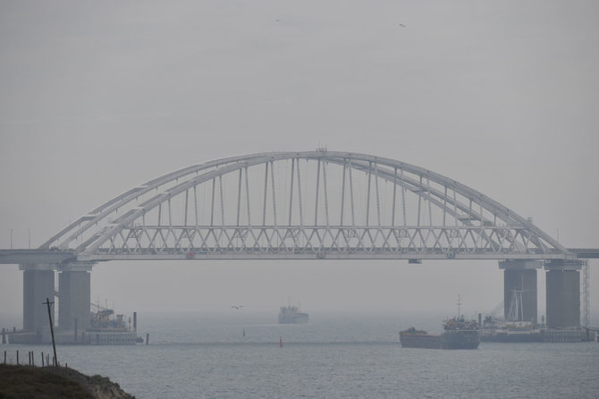 „Scanpix“ nuotr./Laivai vėl plaukia po Krymo tiltu