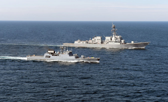 AFP/„Scanpix“ nuotr./JAV ir Rumunijos karo laivai Juodojoje jūroje