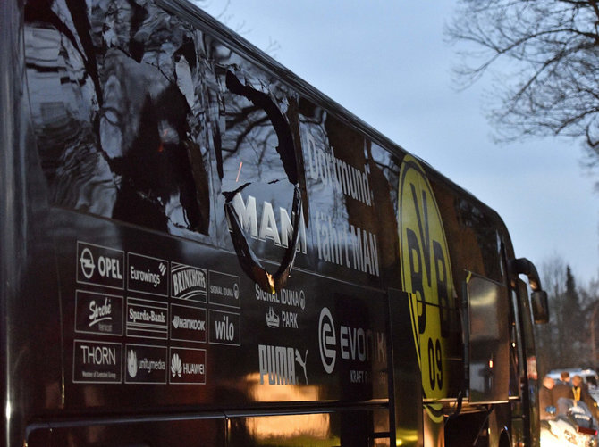 „Scanpix“/AP nuotr./Per sprogimą apgadintas Dortmundo „Borussia“ autobusas