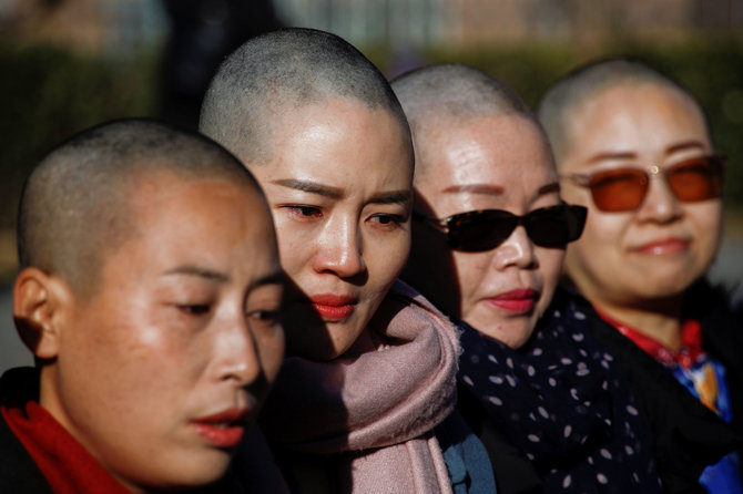 „Reuters“/„Scanpix“ nuotr./Li Wenzu ir dar keturios aktyvistės nusiskuto galvas plikai