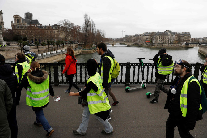 AFP/„Scanpix“ nuotr./Prancūzijoje nauji „geltonųjų liemenių“ protestai sulaukė nedaug dalyvių