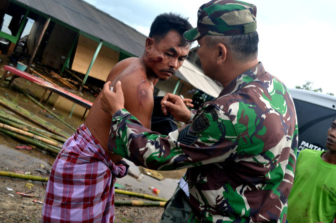 „Reuters“/„Scanpix“ nuotr./Indonezijai smogė pražūtingas cunamis