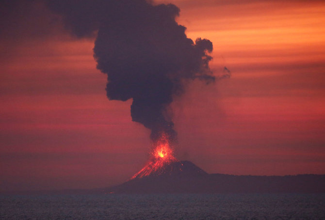 „Reuters“/„Scanpix“ nuotr./Vulkaninė sala Anak Krakatau