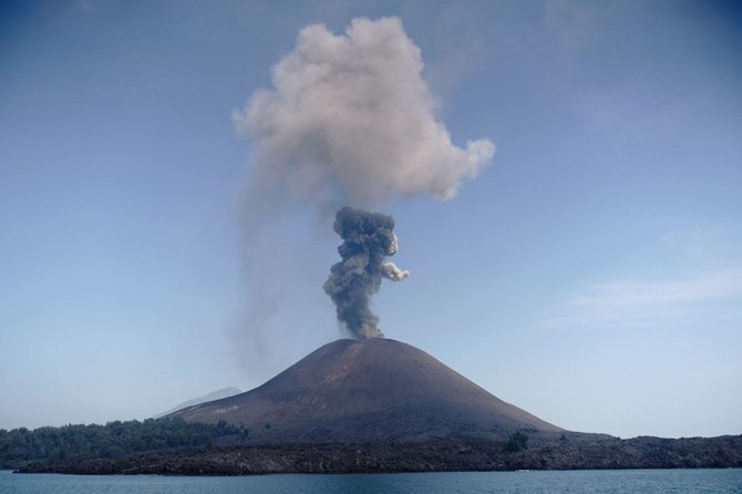 AFP/„Scanpix“ nuotr./Vulkaninė sala Anak Krakatau