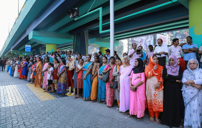 AFP/„Scanpix“ nuotr./Indijos pietinėje Keralos valstijoje milijonai moterų suformavo „gyvąją grandinę“
