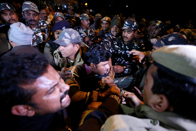 „Reuters“/„Scanpix“ nuotr./Protestuotojai Indijoje