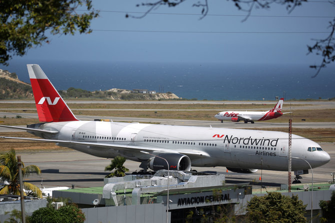 „Reuters“/„Scanpix“ nuotr./Rusijos oro linijų „Nordwind Airlines“ lėktuvas Karakaso Simono Bolivaro oro uoste