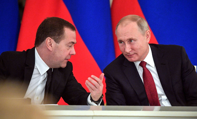 AFP/„Scanpix“ nuotr./Dmitrijus Medvedevas ir Vladimiras Putinas