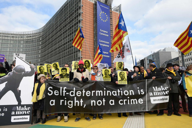AFP/„Scanpix“ nuotr./Katalonai protestuoja prieš teismo procesą Briuselyje