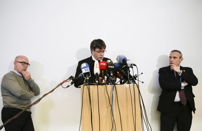 „Scanpix“/AP nuotr./Carlesas Puigdemontas surengė spaudos konferenciją Vokietijoje