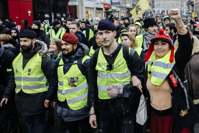 „Scanpix“/AP nuotr./Victoras Alfonso Lenta (su raudona berete) per protestą Paryžiuje