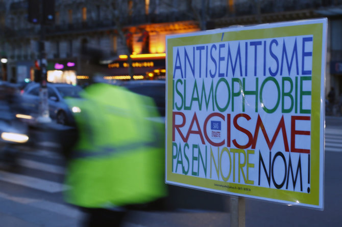 „Scanpix“/AP nuotr./Plakate pasisakoma prieš antisemitizmą, islamofobiją ir rasizmą