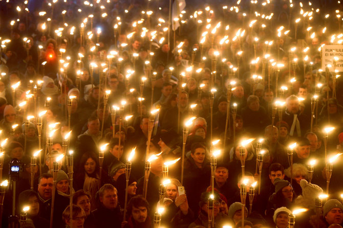 „Reuters“/„Scanpix“ nuotr./Nacionalistinės partijos EKRE surengtos eitynės su deglais Taline