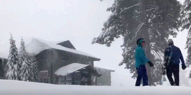 „Scanpix“/AP nuotr./Siera Nevados kalnų regione Kalifornijoje vėl iškrito sniego