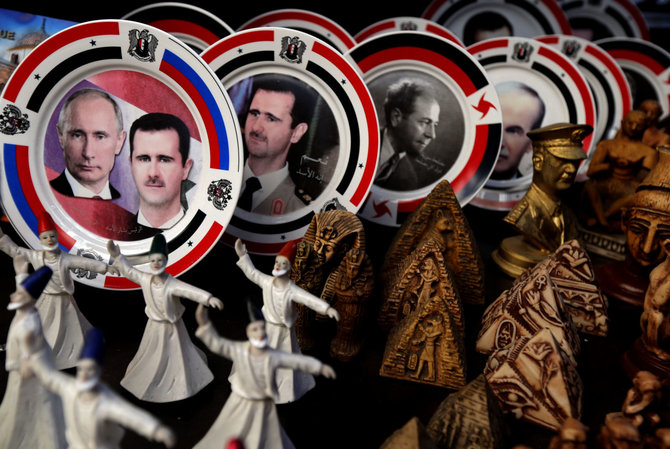 AFP/„Scanpix“ nuotr./Porcelianinės lėkštės su B.al-Assado ir V.Putino portretais Damasko turguje