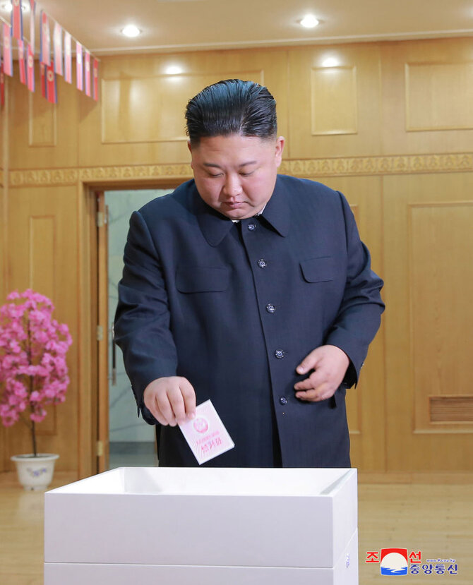 „Reuters“/„Scanpix“ nuotr./Kim Jong Unas balsuoja