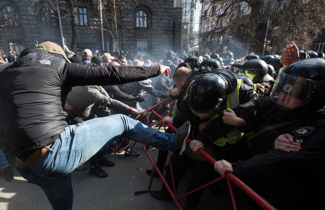 „Scanpix“ nuotr./Ukrainos dešinieji radikalai susigrūmė su policija Kijeve