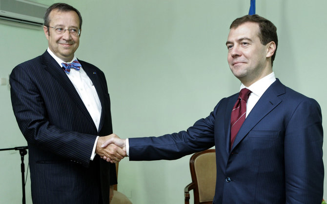 „Scanpix“/AP nuotr./Toomo Hendriko Ilveso ir Dmitrijaus Medvedevo susitikimas 2008 metais