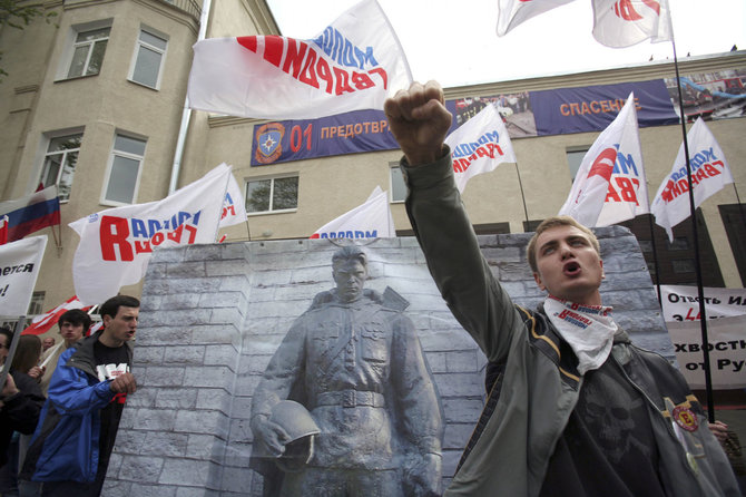 „Scanpix“/AP nuotr./Protestas prie Estijos ambasados Maskvoje 2007 metais