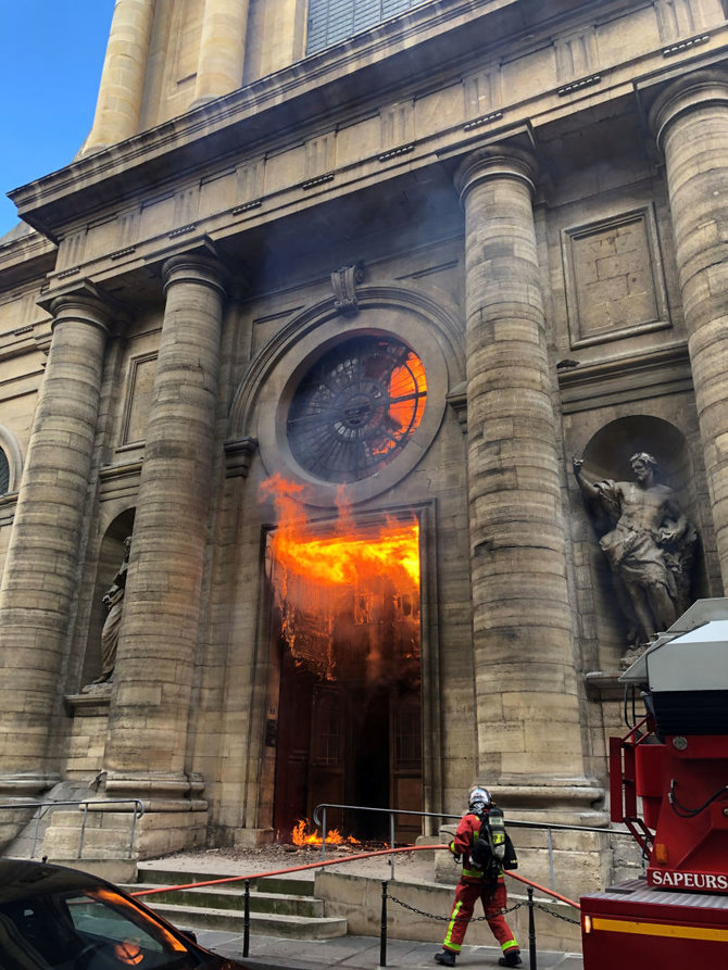 „Reuters“/„Scanpix“ nuotr./Deganti Šv. Sulpiso bažnyčia Paryžiuje
