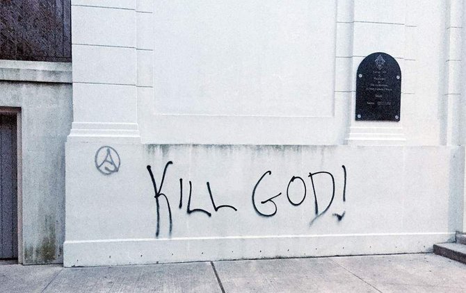 „Twitter“ nuotr./Užrašas „Nužudyk Dievą!“ ant bažnyčios sienos Prancūzijoje