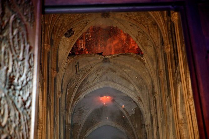 „Reuters“/„Scanpix“ nuotr./Apdegęs Dievo Motinos katedros vidus