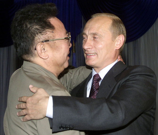 „Reuters“/„Scanpix“ nuotr./Kim Jong Ilas ir Vladimiras Putinas Vladivostoke 2002 metais