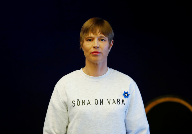 „Reuters“/„Scanpix“ nuotr./Kersti Kaljulaid pasipuošė džemperiu su užrašu „Žodis yra laisvas“