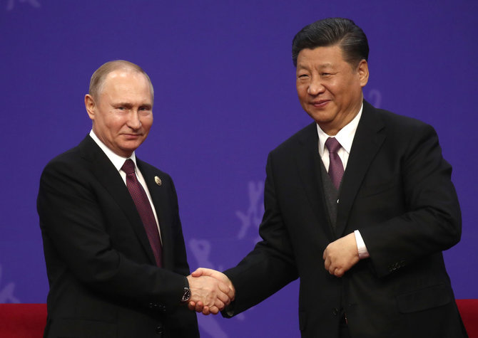 „Scanpix“/ITAR-TASS nuotr./Xi Jinpingas ir Vladimiras Putinas svarbiame forume Pekine