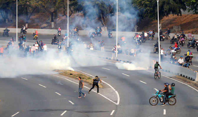 „Reuters“/„Scanpix“ nuotr./Karakase prieš protestuotojus panaudotos ašarinės dujos