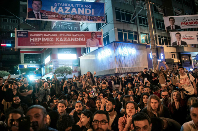 AFP/„Scanpix“ nuotr./Protestuotojai Stambule