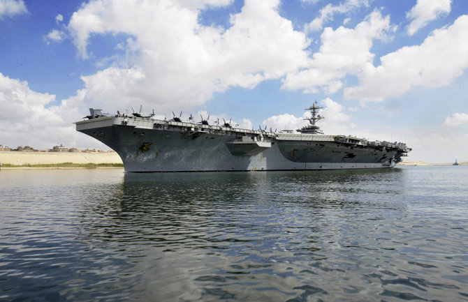 „Scanpix“/AP nuotr./JAV lėktuvnešis „USS Abraham Lincoln“ Sueco kanale