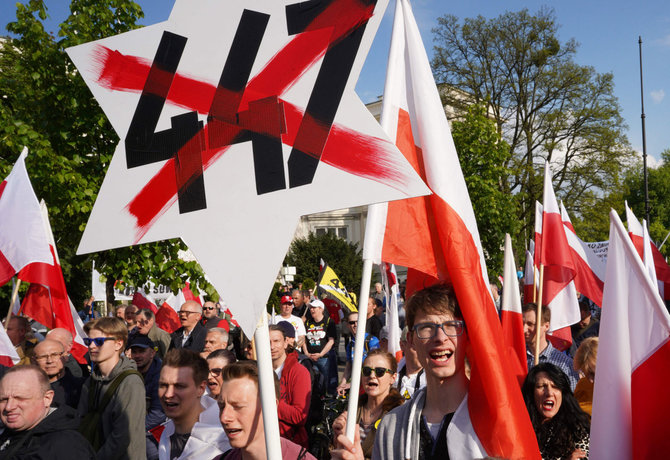 AFP/„Scanpix“ nuotr./Protestas Varšuvoje prieš JAV priimtą įstatymą dėl žydų turto grąžinimo