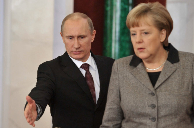 AFP/„Scanpix“ nuotr./Vladimiras Putinas ir Angela Merkel