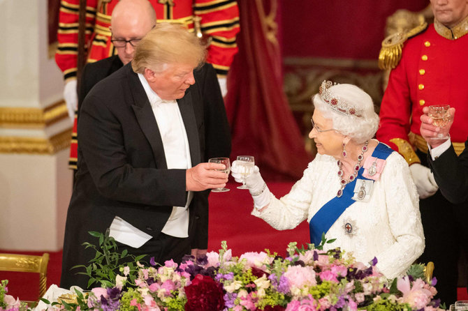 AFP/„Scanpix“ nuotr./Donaldas Trumpas ir Elizabeth II