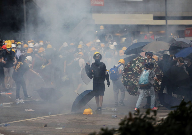 „Reuters“/„Scanpix“ nuotr./Honkonge protestuotojai susirėmė su policija