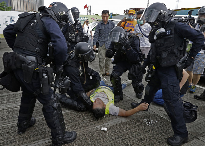 „Scanpix“/AP nuotr./Honkonge protestuotojai susirėmė su policija