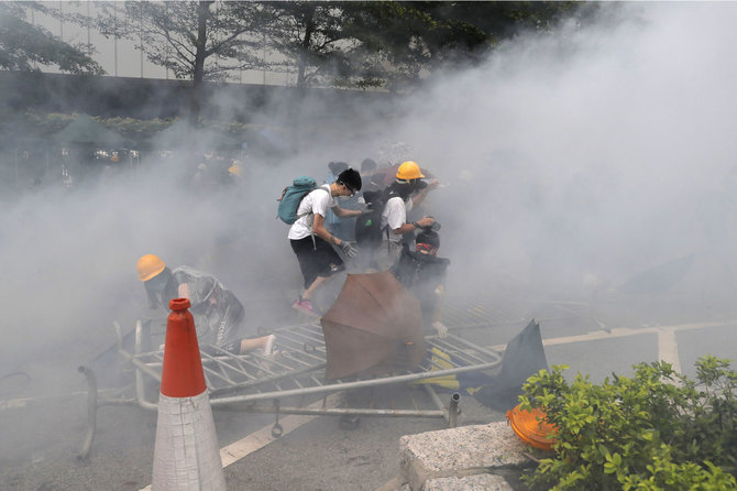„Scanpix“/AP nuotr./Protestai prieš ekstradicijos įstatymą Honkonge