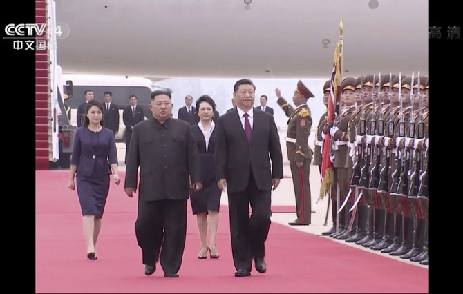 „Scanpix“/AP nuotr./Xi Jinpingas ir Kim Jong Unas Pchenjane