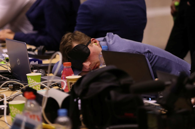 „Reuters“/„Scanpix“ nuotr./Europos Vadovų Tarybą nušviečiantys žurnalistai miegojo tiesiog darbo vietoje