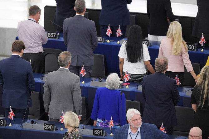 AFP/„Scanpix“ nuotr./ES himno „Brexit“ partijos europarlamentarai klausėsi nusisukę