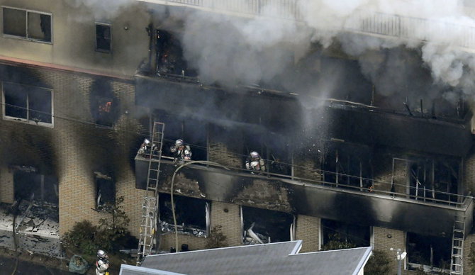 „Reuters“/„Scanpix“ nuotr./Japonijoje kilo gaisras animacijos studijoje