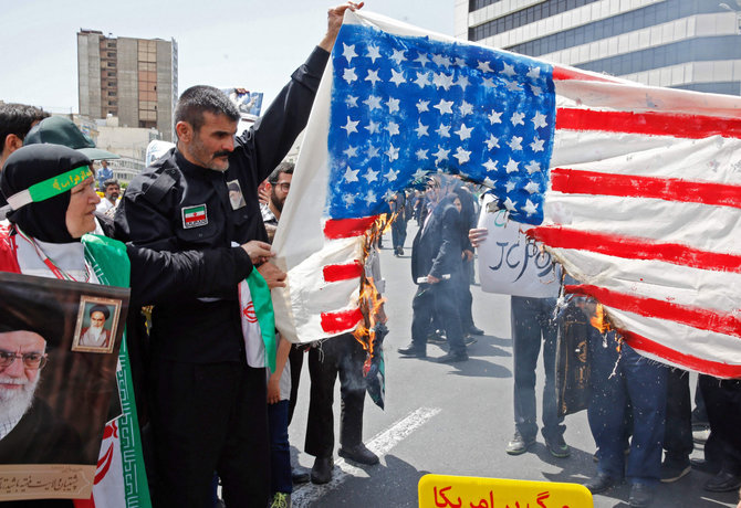 AFP/„Scanpix“ nuotr./Irane per demonstraciją deginama JAV vėliava