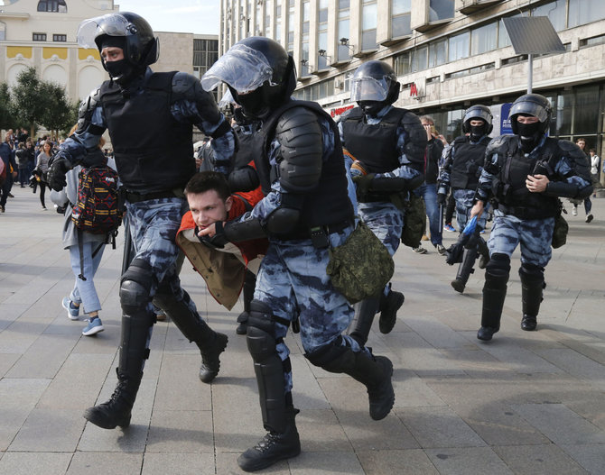 „Scanpix“/AP nuotr./Policija sulaiko protestuotoją Maskvoje