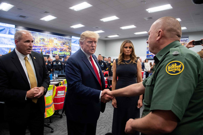 AFP/„Scanpix“ nuotr./Donaldas ir Melania Trumpai El Paso mieste