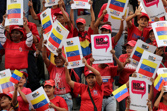 „Reuters“/„Scanpix“ nuotr./N.Maduro rėmėjai per mitingą