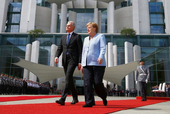 „Reuters“/„Scanpix“ nuotr./G.Nausėda ir A.Merkel