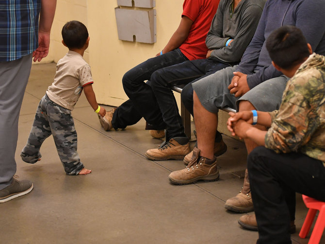 AFP/„Scanpix“ nuotr./Migrantų vaikai JAV sulaikymo centruose