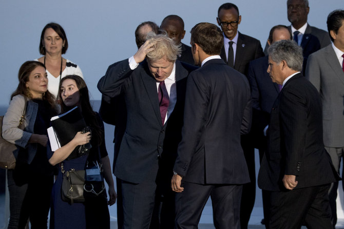 „Scanpix“/AP nuotr./Borisas Johnsonas (viduryje) G-7 susitikime Prancūzijoje