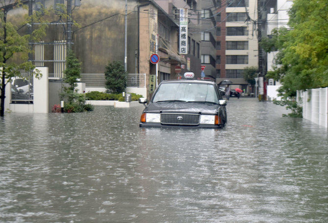 „Reuters“/„Scanpix“ nuotr./Dėl potvynių ir nuošliaužų grėsmės Japonija paskelbė 240 tūkst. žmonių evakuaciją